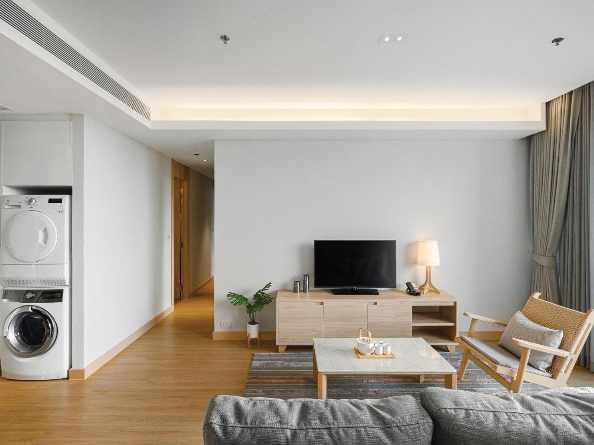 Oakwood Suites Bangkok Ngoại thất bức ảnh A living room in a serviced apartment in Hong Kong
