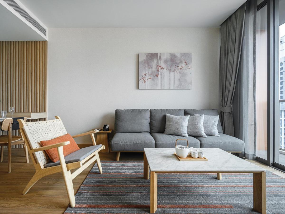 Oakwood Suites Bangkok Ngoại thất bức ảnh A living room in a serviced apartment in Shanghai, China