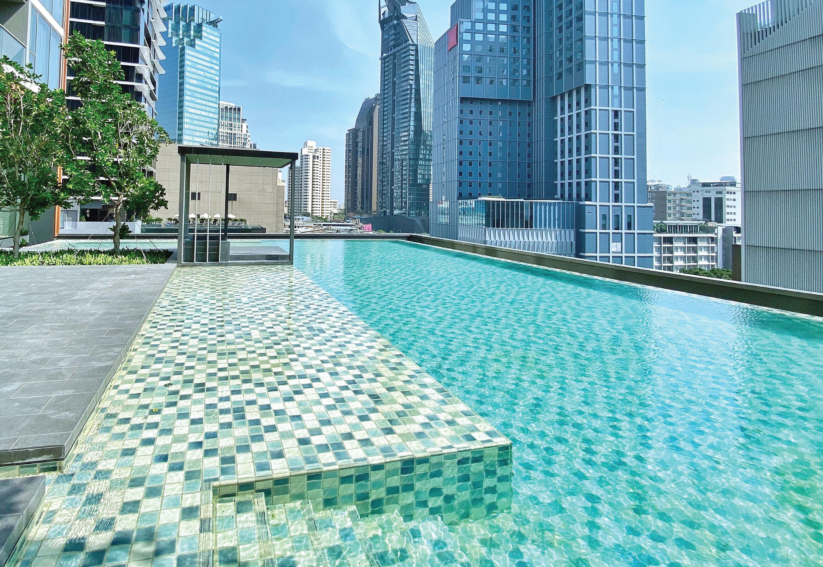 Oakwood Suites Bangkok Ngoại thất bức ảnh The rooftop pool at the hotel