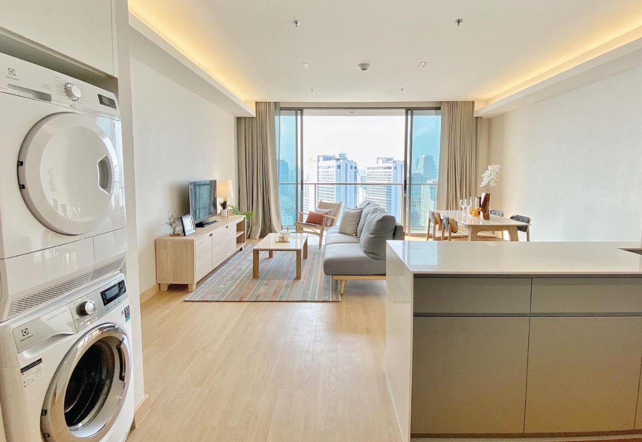 Oakwood Suites Bangkok Ngoại thất bức ảnh A typical apartment in the complex